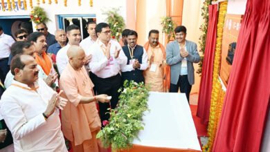 मुख्यमंत्री योगी आदित्यनाथ ने आजमगढ़ में श्री बाबा गोरखनाथ कृपा दुग्ध उत्पादक संस्था के नवनिर्मित दुग्ध अवशीतन केंद्र का उद्घाटन किया। उन्होंने इसे महिला सशक्तीकरण और ग्रामीण अर्थव्यवस्था को मजबूत करने की दिशा में बड़ा कदम बताया। सीएम ने कहा कि अब आजमगढ़ की पहचान बदल चुकी है और विकास की नई धारा बह रही है। उन्होंने विपक्षी दलों पर हमला करते हुए कहा कि उनके एजेंडे में कभी विकास और गरीब कल्याण शामिल नहीं रहा।