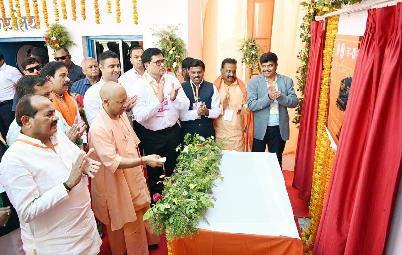 मुख्यमंत्री योगी आदित्यनाथ ने आजमगढ़ में श्री बाबा गोरखनाथ कृपा दुग्ध उत्पादक संस्था के नवनिर्मित दुग्ध अवशीतन केंद्र का उद्घाटन किया। उन्होंने इसे महिला सशक्तीकरण और ग्रामीण अर्थव्यवस्था को मजबूत करने की दिशा में बड़ा कदम बताया। सीएम ने कहा कि अब आजमगढ़ की पहचान बदल चुकी है और विकास की नई धारा बह रही है। उन्होंने विपक्षी दलों पर हमला करते हुए कहा कि उनके एजेंडे में कभी विकास और गरीब कल्याण शामिल नहीं रहा।