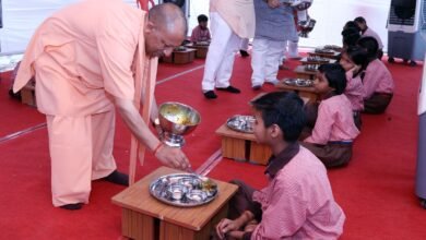 वाराणसी के शिवपुर स्थित कंपोजिट विद्यालय में मुख्यमंत्री योगी आदित्यनाथ ने ‘स्कूल चलो अभियान’ का शुभारंभ किया। इस दौरान उन्होंने बच्चों को मिड-डे मील परोसा, स्कूल बैग, किताबें व उपहार वितरित किए। निपुण विद्यालयों और विद्यार्थियों को सम्मानित किया गया। कार्यक्रम में शैक्षिक नवाचार पुस्तिका का विमोचन और लघु फिल्म प्रदर्शन भी हुआ।