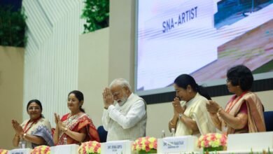 नई दिल्ली में प्रधानमंत्री नरेंद्र मोदी ने नारी शक्ति वंदन अधिनियम को 21वीं सदी का ऐतिहासिक निर्णय बताया। उन्होंने कहा कि यह विधेयक महिलाओं को लोकसभा और विधानसभाओं में एक तिहाई आरक्षण देकर लोकतंत्र को मजबूत करेगा। 2023 में पारित इस कानून को 2029 तक लागू करने की दिशा में सरकार सक्रिय है। 16 अप्रैल से शुरू होने वाले विशेष सत्र में संशोधन विधेयक लाया जाएगा। पीएम ने महिलाओं से सक्रिय भागीदारी और जागरूकता बढ़ाने का आह्वान किया।