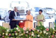 टाटा संस के चेयरमैन एन. चंद्रशेखरन ने कहा कि उत्तर प्रदेश तेजी से औद्योगिक और आर्थिक विकास का केंद्र बन रहा है। राज्य में अनुकूल नीतियां, मजबूत इंफ्रास्ट्रक्चर और नेतृत्व के चलते टाटा समूह अपनी उपस्थिति दोगुनी करेगा। लखनऊ प्लांट में 5 वर्षों में 20 लाख वाहन उत्पादन का लक्ष्य रखा गया है। टीसीएस में प्रोफेशनल्स की संख्या 40 हजार तक पहुंचेगी। यूपी वैश्विक मैन्युफैक्चरिंग और निर्यात हब बनने की दिशा में तेजी से आगे बढ़ रहा है।