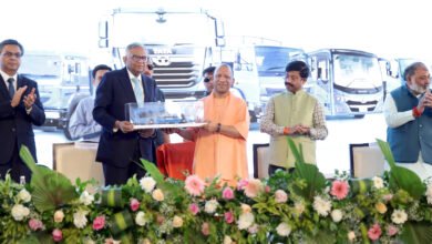 टाटा संस के चेयरमैन एन. चंद्रशेखरन ने कहा कि उत्तर प्रदेश तेजी से औद्योगिक और आर्थिक विकास का केंद्र बन रहा है। राज्य में अनुकूल नीतियां, मजबूत इंफ्रास्ट्रक्चर और नेतृत्व के चलते टाटा समूह अपनी उपस्थिति दोगुनी करेगा। लखनऊ प्लांट में 5 वर्षों में 20 लाख वाहन उत्पादन का लक्ष्य रखा गया है। टीसीएस में प्रोफेशनल्स की संख्या 40 हजार तक पहुंचेगी। यूपी वैश्विक मैन्युफैक्चरिंग और निर्यात हब बनने की दिशा में तेजी से आगे बढ़ रहा है।