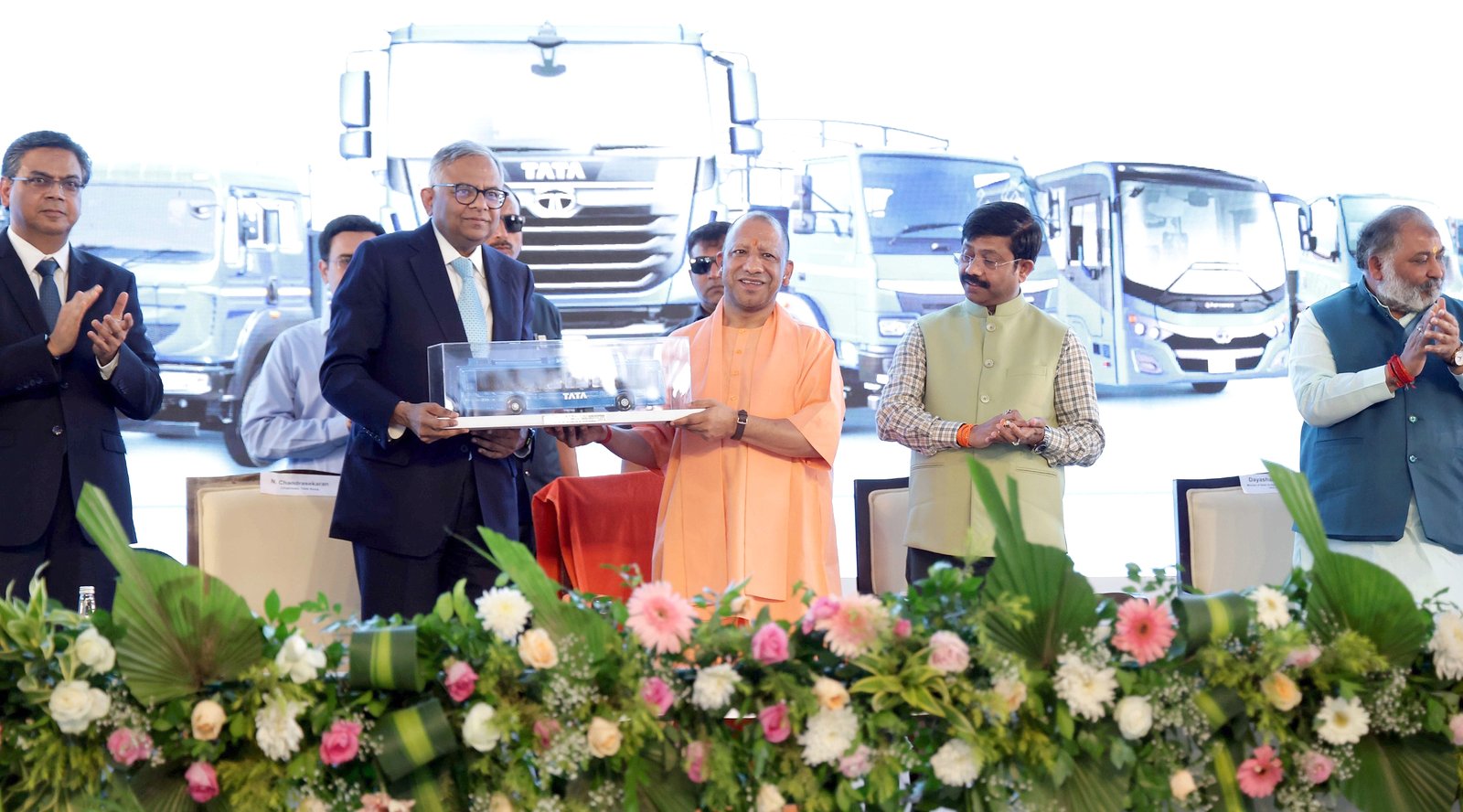 टाटा संस के चेयरमैन एन. चंद्रशेखरन ने कहा कि उत्तर प्रदेश तेजी से औद्योगिक और आर्थिक विकास का केंद्र बन रहा है। राज्य में अनुकूल नीतियां, मजबूत इंफ्रास्ट्रक्चर और नेतृत्व के चलते टाटा समूह अपनी उपस्थिति दोगुनी करेगा। लखनऊ प्लांट में 5 वर्षों में 20 लाख वाहन उत्पादन का लक्ष्य रखा गया है। टीसीएस में प्रोफेशनल्स की संख्या 40 हजार तक पहुंचेगी। यूपी वैश्विक मैन्युफैक्चरिंग और निर्यात हब बनने की दिशा में तेजी से आगे बढ़ रहा है।