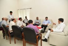 वाराणसी दौरे पर ऊर्जा मंत्री अरविंद कुमार शर्मा ने बिजली व्यवस्था सुधार के लिए सख्त निर्देश दिए। उन्होंने स्पष्ट किया कि किसी भी क्षेत्र में ट्रिपिंग स्वीकार्य नहीं होगी और निर्बाध आपूर्ति सुनिश्चित की जाए। 1 किलोवाट तक उपभोक्ताओं की बिजली नेगेटिव बैलेंस पर भी नहीं काटी जाएगी। साथ ही 2 किलोवाट तक के उपभोक्ताओं को राहत दी जाएगी। शहर में 24×7 अत्याधुनिक विद्युत वैन शुरू की गई हैं, जो फॉल्ट सुधार और आपात सेवाओं को तेज करेंगी।