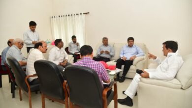 वाराणसी दौरे पर ऊर्जा मंत्री अरविंद कुमार शर्मा ने बिजली व्यवस्था सुधार के लिए सख्त निर्देश दिए। उन्होंने स्पष्ट किया कि किसी भी क्षेत्र में ट्रिपिंग स्वीकार्य नहीं होगी और निर्बाध आपूर्ति सुनिश्चित की जाए। 1 किलोवाट तक उपभोक्ताओं की बिजली नेगेटिव बैलेंस पर भी नहीं काटी जाएगी। साथ ही 2 किलोवाट तक के उपभोक्ताओं को राहत दी जाएगी। शहर में 24×7 अत्याधुनिक विद्युत वैन शुरू की गई हैं, जो फॉल्ट सुधार और आपात सेवाओं को तेज करेंगी।