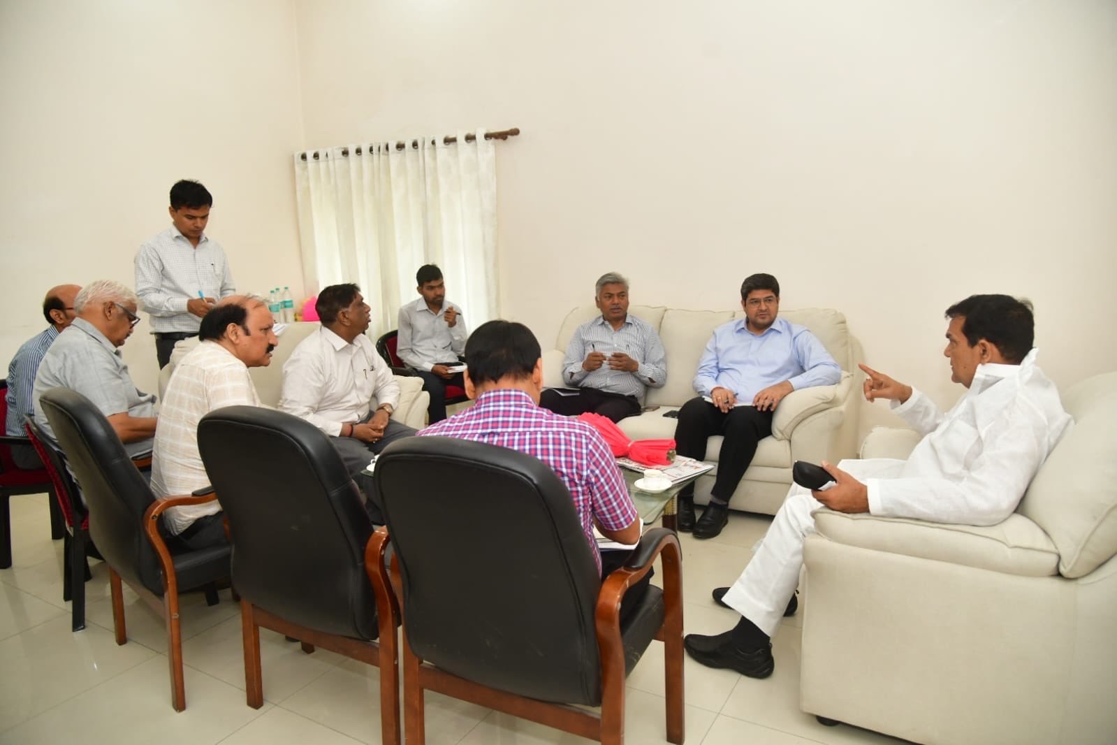 वाराणसी दौरे पर ऊर्जा मंत्री अरविंद कुमार शर्मा ने बिजली व्यवस्था सुधार के लिए सख्त निर्देश दिए। उन्होंने स्पष्ट किया कि किसी भी क्षेत्र में ट्रिपिंग स्वीकार्य नहीं होगी और निर्बाध आपूर्ति सुनिश्चित की जाए। 1 किलोवाट तक उपभोक्ताओं की बिजली नेगेटिव बैलेंस पर भी नहीं काटी जाएगी। साथ ही 2 किलोवाट तक के उपभोक्ताओं को राहत दी जाएगी। शहर में 24×7 अत्याधुनिक विद्युत वैन शुरू की गई हैं, जो फॉल्ट सुधार और आपात सेवाओं को तेज करेंगी।