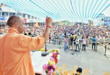 पश्चिम बंगाल विधानसभा चुनाव 2026 के प्रचार के अंतिम दिन मुख्यमंत्री योगी आदित्यनाथ ने धानेखाली और राजारहाट गोपालपुर में जनसभाओं को संबोधित किया। उन्होंने टीएमसी पर कानून व्यवस्था, सांस्कृतिक विरासत और विकास के मुद्दों पर तीखा हमला बोला। योगी ने कहा कि बंगाल, जो कभी सांस्कृतिक और औद्योगिक केंद्र था, आज कुशासन का शिकार है। उन्होंने डबल इंजन सरकार बनने पर सुरक्षा, रोजगार और धार्मिक स्वतंत्रता सुनिश्चित करने का भरोसा दिलाया और जनता से बदलाव के लिए मतदान करने की अपील की।