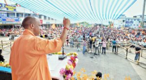 पश्चिम बंगाल विधानसभा चुनाव 2026 के प्रचार के अंतिम दिन मुख्यमंत्री योगी आदित्यनाथ ने धानेखाली और राजारहाट गोपालपुर में जनसभाओं को संबोधित किया। उन्होंने टीएमसी पर कानून व्यवस्था, सांस्कृतिक विरासत और विकास के मुद्दों पर तीखा हमला बोला। योगी ने कहा कि बंगाल, जो कभी सांस्कृतिक और औद्योगिक केंद्र था, आज कुशासन का शिकार है। उन्होंने डबल इंजन सरकार बनने पर सुरक्षा, रोजगार और धार्मिक स्वतंत्रता सुनिश्चित करने का भरोसा दिलाया और जनता से बदलाव के लिए मतदान करने की अपील की।