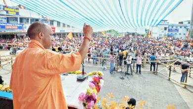 पश्चिम बंगाल विधानसभा चुनाव 2026 के प्रचार के अंतिम दिन मुख्यमंत्री योगी आदित्यनाथ ने धानेखाली और राजारहाट गोपालपुर में जनसभाओं को संबोधित किया। उन्होंने टीएमसी पर कानून व्यवस्था, सांस्कृतिक विरासत और विकास के मुद्दों पर तीखा हमला बोला। योगी ने कहा कि बंगाल, जो कभी सांस्कृतिक और औद्योगिक केंद्र था, आज कुशासन का शिकार है। उन्होंने डबल इंजन सरकार बनने पर सुरक्षा, रोजगार और धार्मिक स्वतंत्रता सुनिश्चित करने का भरोसा दिलाया और जनता से बदलाव के लिए मतदान करने की अपील की।