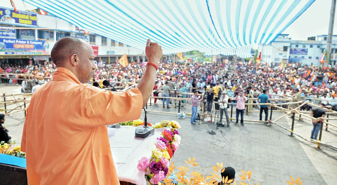 पश्चिम बंगाल विधानसभा चुनाव 2026 के प्रचार के अंतिम दिन मुख्यमंत्री योगी आदित्यनाथ ने धानेखाली और राजारहाट गोपालपुर में जनसभाओं को संबोधित किया। उन्होंने टीएमसी पर कानून व्यवस्था, सांस्कृतिक विरासत और विकास के मुद्दों पर तीखा हमला बोला। योगी ने कहा कि बंगाल, जो कभी सांस्कृतिक और औद्योगिक केंद्र था, आज कुशासन का शिकार है। उन्होंने डबल इंजन सरकार बनने पर सुरक्षा, रोजगार और धार्मिक स्वतंत्रता सुनिश्चित करने का भरोसा दिलाया और जनता से बदलाव के लिए मतदान करने की अपील की।