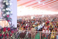 वाराणसी में आयोजित नारी वंदन सम्मेलन में Yogi Adityanath ने प्रधानमंत्री Narendra Modi को ‘नए भारत’ का निर्माता बताया। उन्होंने नारी शक्ति वंदन अधिनियम पर विपक्ष, खासकर कांग्रेस और सपा पर हमला बोला। योगी ने कहा कि मोदी के नेतृत्व में काशी वैश्विक आकर्षण का केंद्र बनी है। 6300 करोड़ रुपये की परियोजनाओं का लोकार्पण और शिलान्यास विकास की नई दिशा तय करेगा तथा महिलाओं के सशक्तिकरण को और मजबूती देगा।