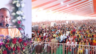 वाराणसी में आयोजित नारी वंदन सम्मेलन में Yogi Adityanath ने प्रधानमंत्री Narendra Modi को ‘नए भारत’ का निर्माता बताया। उन्होंने नारी शक्ति वंदन अधिनियम पर विपक्ष, खासकर कांग्रेस और सपा पर हमला बोला। योगी ने कहा कि मोदी के नेतृत्व में काशी वैश्विक आकर्षण का केंद्र बनी है। 6300 करोड़ रुपये की परियोजनाओं का लोकार्पण और शिलान्यास विकास की नई दिशा तय करेगा तथा महिलाओं के सशक्तिकरण को और मजबूती देगा।