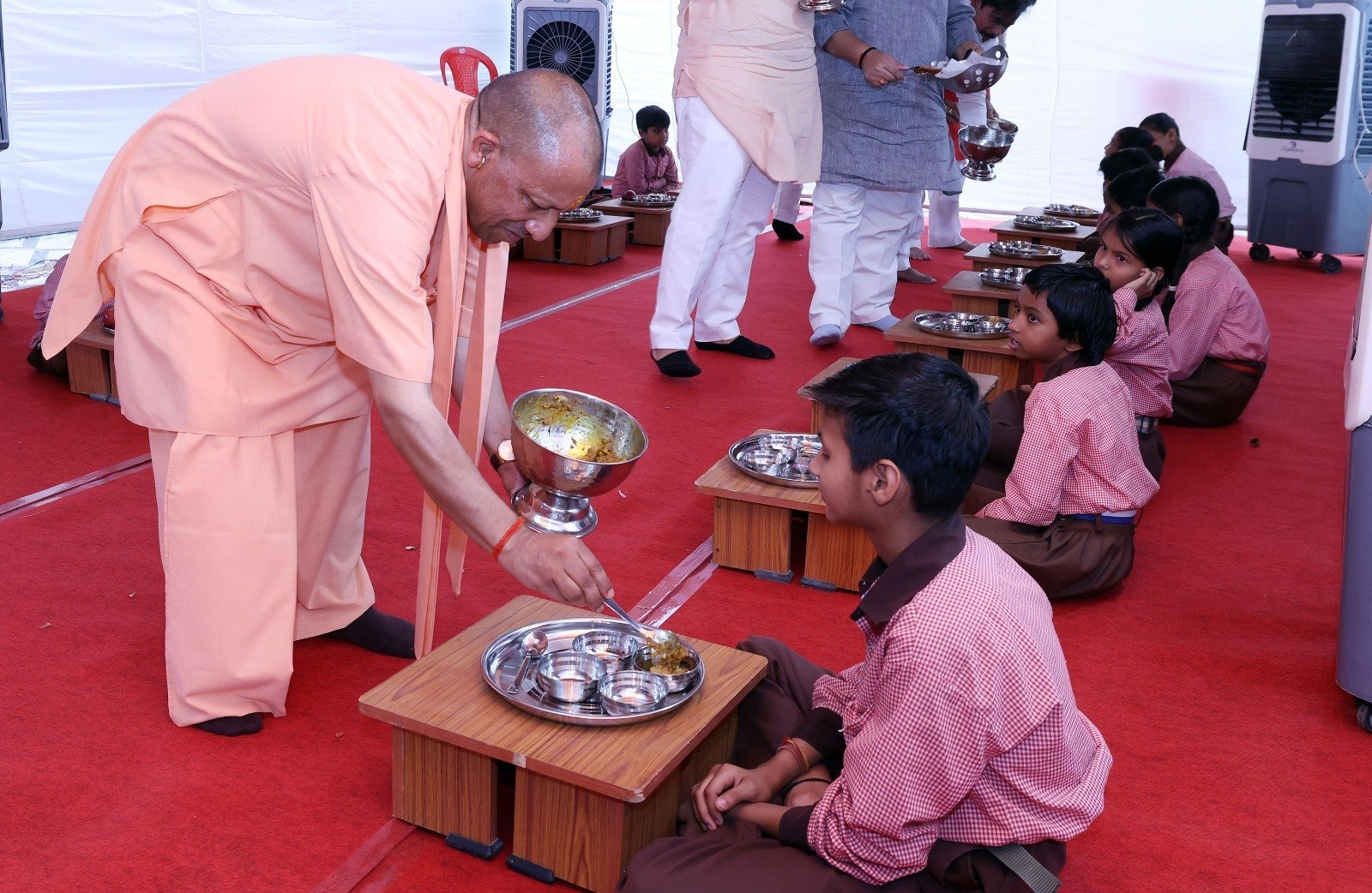 वाराणसी के शिवपुर स्थित कंपोजिट विद्यालय में मुख्यमंत्री योगी आदित्यनाथ ने ‘स्कूल चलो अभियान’ का शुभारंभ किया। इस दौरान उन्होंने बच्चों को मिड-डे मील परोसा, स्कूल बैग, किताबें व उपहार वितरित किए। निपुण विद्यालयों और विद्यार्थियों को सम्मानित किया गया। कार्यक्रम में शैक्षिक नवाचार पुस्तिका का विमोचन और लघु फिल्म प्रदर्शन भी हुआ।