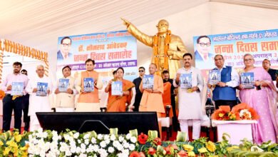 लखनऊ में बाबा साहेब डॉ. भीमराव आंबेडकर की 135वीं जयंती पर आयोजित कार्यक्रम में मुख्यमंत्री योगी आदित्यनाथ ने समाजवादी पार्टी और कांग्रेस पर तीखा हमला बोला। उन्होंने दलितों और वंचितों के मुद्दों पर विपक्ष की नीतियों पर सवाल उठाए। इस अवसर पर 75 जनपदों में बाबा साहेब की प्रतिमाओं के सौंदर्यीकरण एवं संरक्षण कार्य का वर्चुअल शुभारंभ किया गया। मुख्यमंत्री ने सामाजिक न्याय, विकास योजनाओं और सरकार की उपलब्धियों को गिनाते हुए महापुरुषों के सम्मान और सुरक्षा पर विशेष जोर दिया।