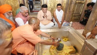 वाराणसी दौरे पर मुख्यमंत्री योगी आदित्यनाथ ने बाबा काल भैरव और श्रीकाशी विश्वनाथ धाम में दर्शन-पूजन किया। उन्होंने लोकमंगल की कामना के साथ षोडशोपचार पूजा-अभिषेक किया। इस दौरान सीएम ने दुकानदारों और बच्चों से संवाद कर उनका कुशलक्षेम जाना और आशीर्वाद दिया। मंदिर परिसर “हर-हर महादेव” के जयघोष से गूंज उठा।