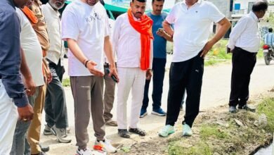 वाराणसी में संभावित जलभराव से निपटने के लिए महापौर अशोक कुमार तिवारी और नगर आयुक्त हिमांशु नागपाल ने विभिन्न वार्डों का निरीक्षण किया। नाला सफाई, ड्रेनेज व्यवस्था और विकास कार्यों की समीक्षा करते हुए अधिकारियों को मानसून से पहले सभी कार्य समयबद्ध और गुणवत्ता के साथ पूरा करने के निर्देश दिए गए, ताकि शहरवासियों को राहत मिल सके।