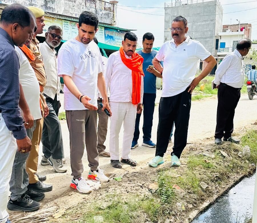 वाराणसी में संभावित जलभराव से निपटने के लिए महापौर अशोक कुमार तिवारी और नगर आयुक्त हिमांशु नागपाल ने विभिन्न वार्डों का निरीक्षण किया। नाला सफाई, ड्रेनेज व्यवस्था और विकास कार्यों की समीक्षा करते हुए अधिकारियों को मानसून से पहले सभी कार्य समयबद्ध और गुणवत्ता के साथ पूरा करने के निर्देश दिए गए, ताकि शहरवासियों को राहत मिल सके।