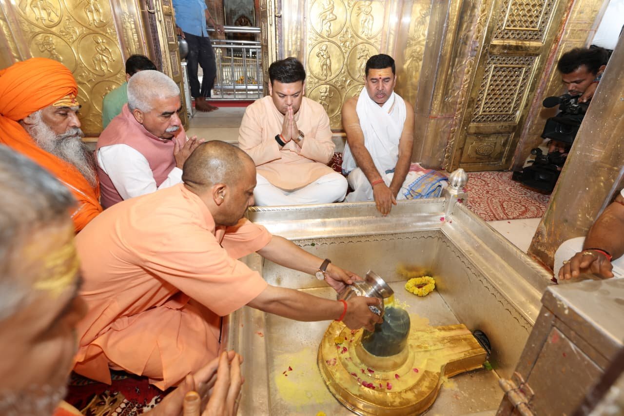 वाराणसी दौरे पर मुख्यमंत्री योगी आदित्यनाथ ने बाबा काल भैरव और श्रीकाशी विश्वनाथ धाम में दर्शन-पूजन किया। उन्होंने लोकमंगल की कामना के साथ षोडशोपचार पूजा-अभिषेक किया। इस दौरान सीएम ने दुकानदारों और बच्चों से संवाद कर उनका कुशलक्षेम जाना और आशीर्वाद दिया। मंदिर परिसर “हर-हर महादेव” के जयघोष से गूंज उठा।