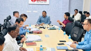 वाराणसी नगर निगम शहर की स्ट्रीट लाइट व्यवस्था को हाईटेक बनाने जा रहा है। QR कोड आधारित शिकायत प्रणाली लागू होगी, जिससे नागरिक आसानी से खराब लाइट की सूचना दे सकेंगे। 48 घंटे में मरम्मत सुनिश्चित की जाएगी। नई फर्म के चयन, सोलर और हाईमास्ट लाइट स्थापना तथा संसाधनों के बेहतर उपयोग पर भी जोर दिया गया है।