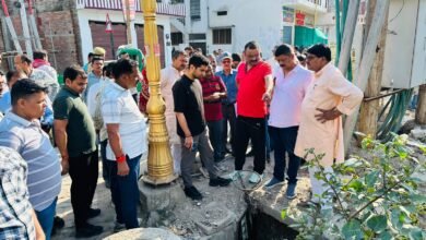 वाराणसी नगर निगम ने बरसात से पहले जलभराव रोकने के लिए तैयारियां तेज कर दी हैं। महापौर अशोक तिवारी और नगर आयुक्त हिमांशु नागपाल ने कई वार्डों का निरीक्षण किया, जहां नालों की बदहाल स्थिति और अतिक्रमण मिला। ड्रोन सर्वे के जरिए सीमांकन कर सफाई और कार्रवाई की जाएगी, ताकि जल निकासी सुचारु बनी रहे।