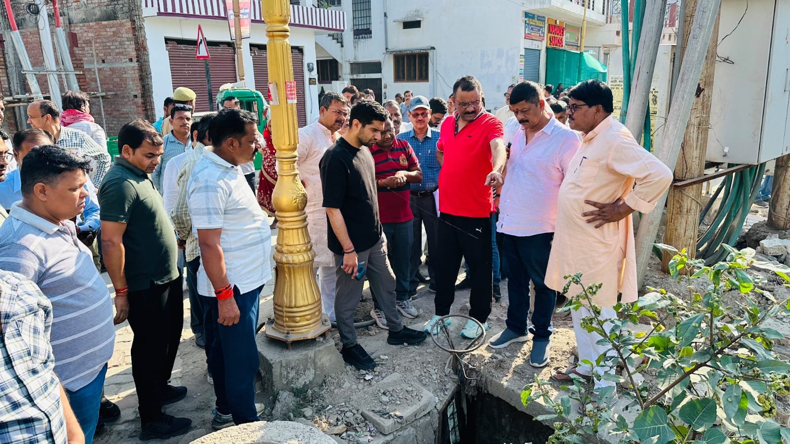 वाराणसी नगर निगम ने बरसात से पहले जलभराव रोकने के लिए तैयारियां तेज कर दी हैं। महापौर अशोक तिवारी और नगर आयुक्त हिमांशु नागपाल ने कई वार्डों का निरीक्षण किया, जहां नालों की बदहाल स्थिति और अतिक्रमण मिला। ड्रोन सर्वे के जरिए सीमांकन कर सफाई और कार्रवाई की जाएगी, ताकि जल निकासी सुचारु बनी रहे।