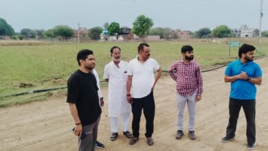 वाराणसी के डोमरी (सुजाबाद) में 350 बीघा क्षेत्र में विकसित ‘ग्रीन काशी’ मियावाकी वन तेजी से आकार ले रहा है। 2.51 लाख पौधों की बेहतर जीवन दर और वृद्धि से महापौर संतुष्ट दिखे। गर्मी को देखते हुए ग्रीन नेट, रेनगन सिंचाई और नियमित देखभाल के निर्देश दिए गए। यह परियोजना 60 गंगा घाटों के नाम पर विभाजित है और देशी व औषधीय पौधों से समृद्ध है। यह वन पर्यावरण संतुलन, ऑक्सीजन उत्पादन और भविष्य में आय का बड़ा स्रोत बनेगा।