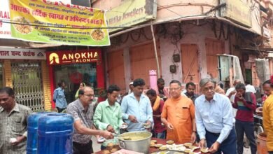 वाराणसी के चौक क्षेत्र में संकल्प संस्था द्वारा संचालित ‘संकल्प अन्न क्षेत्र’ के तहत हर शनिवार खिचड़ी प्रसाद वितरण किया जा रहा है। अप्रैल 2022 से शुरू इस सेवा अभियान के तहत अब तक 230 से अधिक आयोजन हो चुके हैं। सैकड़ों जरूरतमंदों को भोजन और सम्मान देकर मानवता व सहयोग का संदेश दिया जा रहा है।