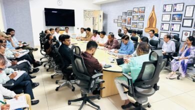 प्रधानमंत्री नरेंद्र मोदी के 28 अप्रैल के प्रस्तावित वाराणसी दौरे से पहले नगर निगम ने हाई-अलर्ट जारी कर शहर में सप्ताहभर का मेगा सफाई अभियान शुरू किया है। महापौर अशोक कुमार तिवारी स्वयं वार्डों का निरीक्षण करेंगे। स्ट्रीट लाइट, सीवर, वाटर एटीएम, सफाई और सौंदर्यीकरण पर विशेष ध्यान दिया जा रहा है। लंबित फाइलों के निस्तारण के लिए सात दिन का अल्टीमेटम भी दिया गया है, ताकि वीआईपी मूवमेंट के दौरान कोई कमी न रह जाए।