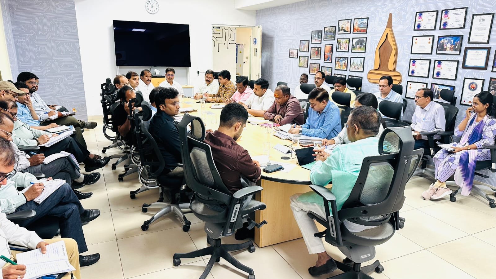 प्रधानमंत्री नरेंद्र मोदी के 28 अप्रैल के प्रस्तावित वाराणसी दौरे से पहले नगर निगम ने हाई-अलर्ट जारी कर शहर में सप्ताहभर का मेगा सफाई अभियान शुरू किया है। महापौर अशोक कुमार तिवारी स्वयं वार्डों का निरीक्षण करेंगे। स्ट्रीट लाइट, सीवर, वाटर एटीएम, सफाई और सौंदर्यीकरण पर विशेष ध्यान दिया जा रहा है। लंबित फाइलों के निस्तारण के लिए सात दिन का अल्टीमेटम भी दिया गया है, ताकि वीआईपी मूवमेंट के दौरान कोई कमी न रह जाए।