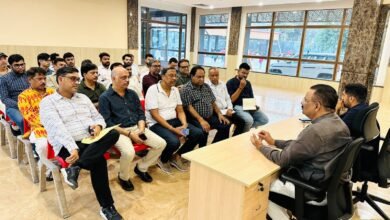 वाराणसी के सिगरा स्थित डॉ. संपूर्णानंद स्पोर्ट्स कॉम्प्लेक्स के बेहतर संचालन के लिए नगर निगम ने विशेष समिति बनाने का निर्णय लिया है। महापौर अशोक कुमार तिवारी और नगर आयुक्त हिमांशु नागपाल की बैठक में खेल सुविधाओं को जनसुलभ और आधुनिक बनाने पर जोर दिया गया, जिससे हर वर्ग को लाभ मिल सके।