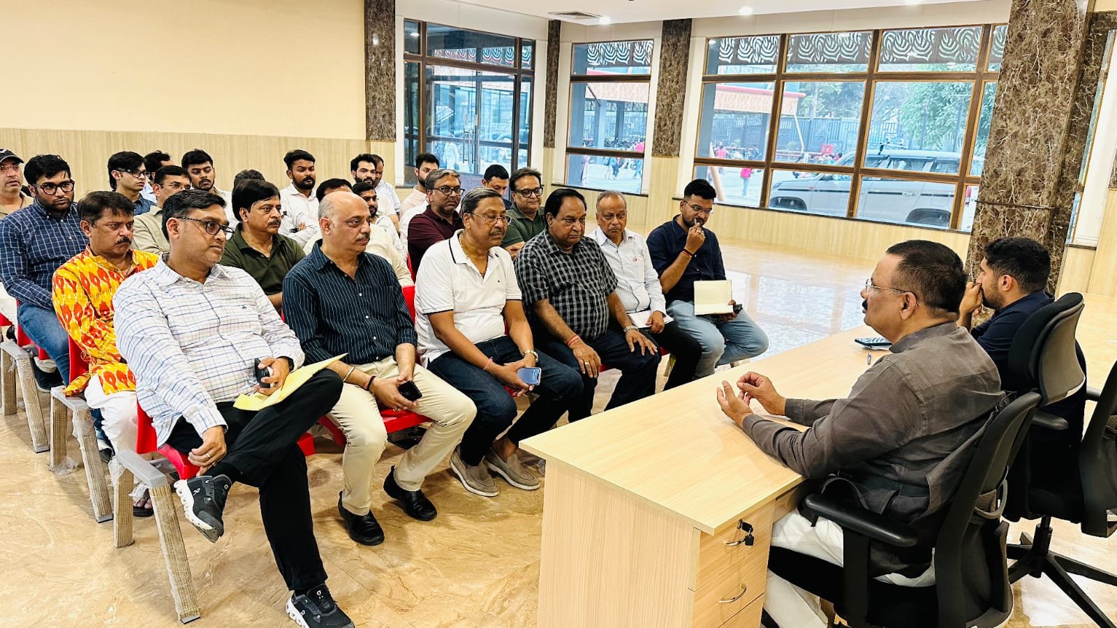 वाराणसी के सिगरा स्थित डॉ. संपूर्णानंद स्पोर्ट्स कॉम्प्लेक्स के बेहतर संचालन के लिए नगर निगम ने विशेष समिति बनाने का निर्णय लिया है। महापौर अशोक कुमार तिवारी और नगर आयुक्त हिमांशु नागपाल की बैठक में खेल सुविधाओं को जनसुलभ और आधुनिक बनाने पर जोर दिया गया, जिससे हर वर्ग को लाभ मिल सके।