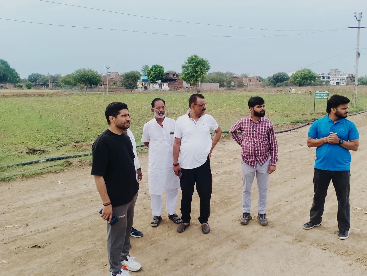 वाराणसी के डोमरी (सुजाबाद) में 350 बीघा क्षेत्र में विकसित ‘ग्रीन काशी’ मियावाकी वन तेजी से आकार ले रहा है। 2.51 लाख पौधों की बेहतर जीवन दर और वृद्धि से महापौर संतुष्ट दिखे। गर्मी को देखते हुए ग्रीन नेट, रेनगन सिंचाई और नियमित देखभाल के निर्देश दिए गए। यह परियोजना 60 गंगा घाटों के नाम पर विभाजित है और देशी व औषधीय पौधों से समृद्ध है। यह वन पर्यावरण संतुलन, ऑक्सीजन उत्पादन और भविष्य में आय का बड़ा स्रोत बनेगा।