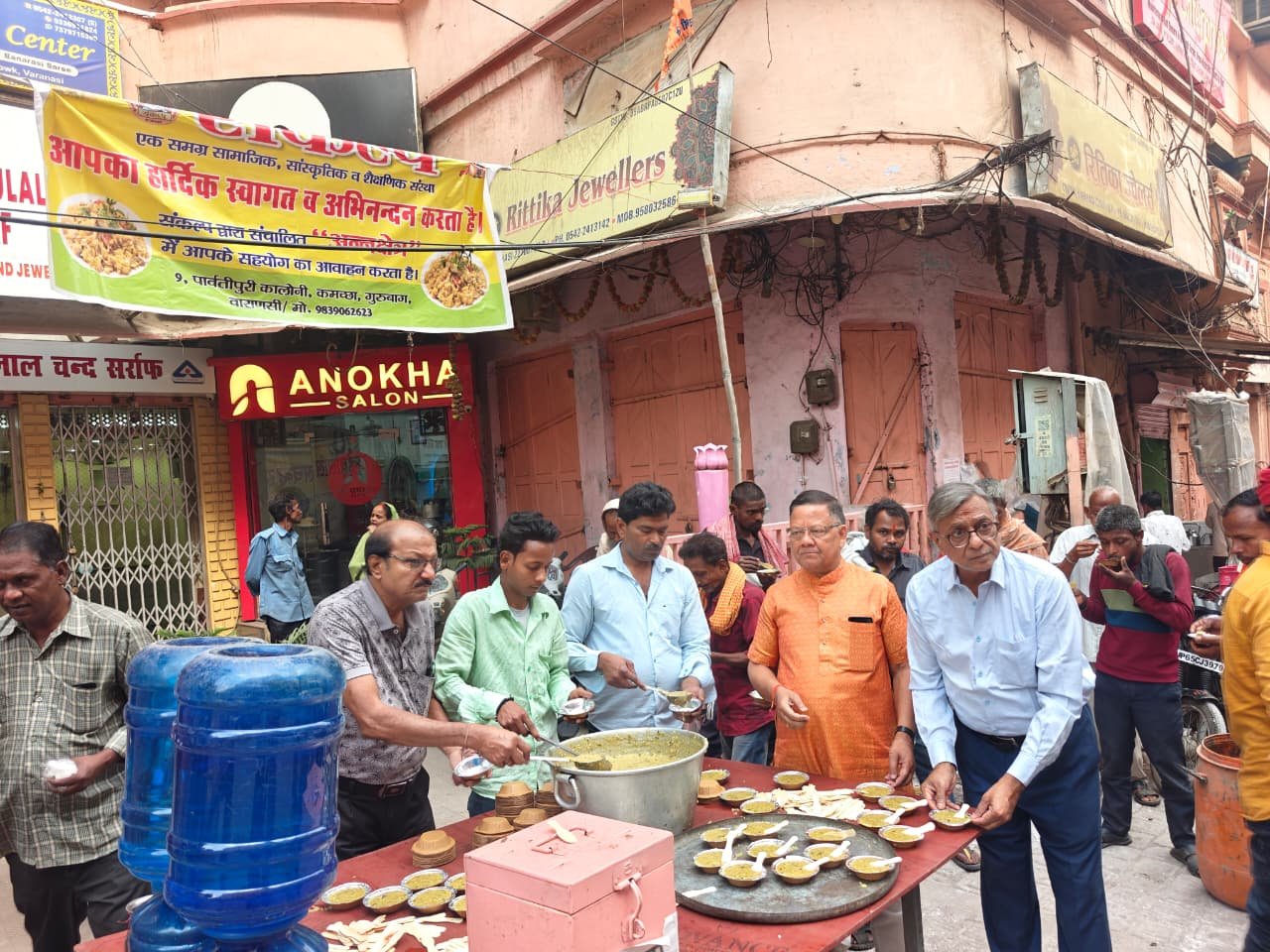 वाराणसी के चौक क्षेत्र में संकल्प संस्था द्वारा संचालित ‘संकल्प अन्न क्षेत्र’ के तहत हर शनिवार खिचड़ी प्रसाद वितरण किया जा रहा है। अप्रैल 2022 से शुरू इस सेवा अभियान के तहत अब तक 230 से अधिक आयोजन हो चुके हैं। सैकड़ों जरूरतमंदों को भोजन और सम्मान देकर मानवता व सहयोग का संदेश दिया जा रहा है।