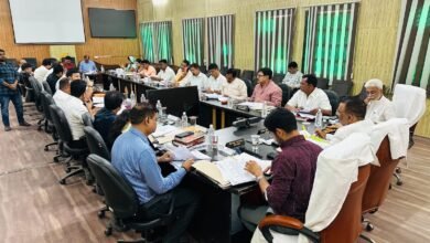 वाराणसी नगर निगम की कार्यकारिणी बैठक में कैंट स्थित मालगोदाम की 0.82 हेक्टेयर भूमि पर 145.36 करोड़ रुपये की लागत से “नमो: बनारस केंद्र” बनाने का प्रस्ताव पास हुआ। इसमें 844 आधुनिक दुकानें बनेंगी, जो बुनकरों और व्यापारियों को नई पहचान देंगी। साथ ही प्रमुख अस्पतालों में मुफ्त वाई-फाई, अतिक्रमण हटाने के लिए प्रवर्तन दल की मजबूती, 83 पुराने वाहनों की नीलामी और सलरपुर-पहाड़िया में बिजली उपकेंद्रों के लिए भूमि आवंटन जैसे अहम फैसले भी लिए गए।