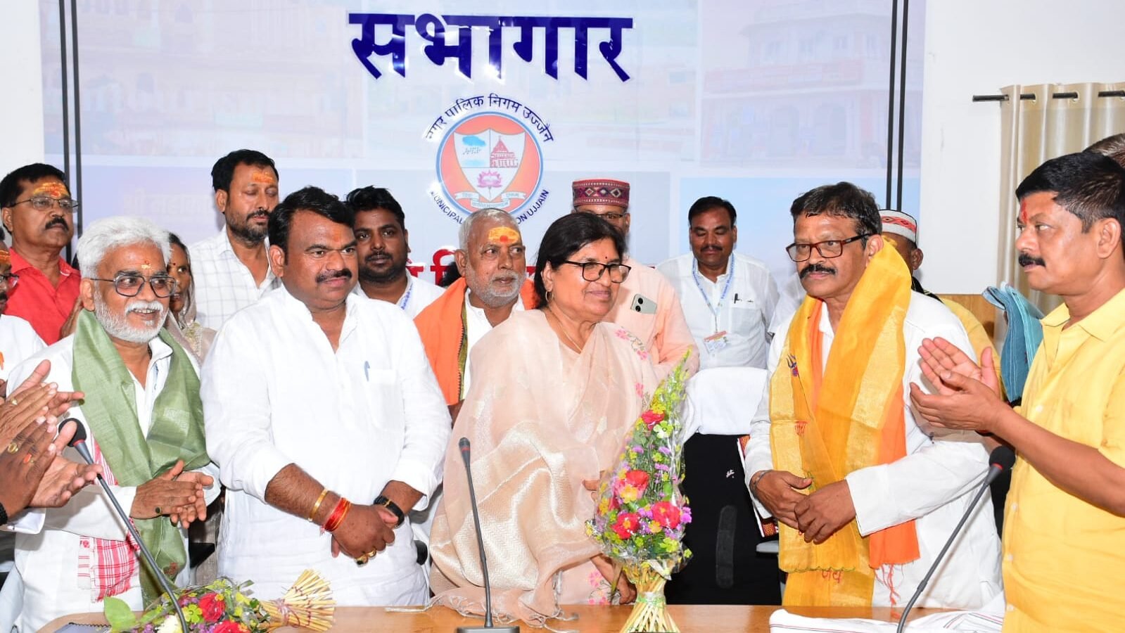 वाराणसी नगर निगम के पार्षदों ने इंदौर और उज्जैन का दौरा कर स्वच्छता व प्रशासनिक मॉडल का अध्ययन किया। उपसभापति नरसिंह दास ने कहा कि काशी की चुनौतियां अधिक होने के बावजूद सफाई व्यवस्था बेहतर है। इंदौर में अधिकारों के विकेंद्रीकरण और वित्तीय स्वायत्तता से प्रेरणा लेकर वाराणसी में सुधार की दिशा में प्रयास किए जाएंगे।