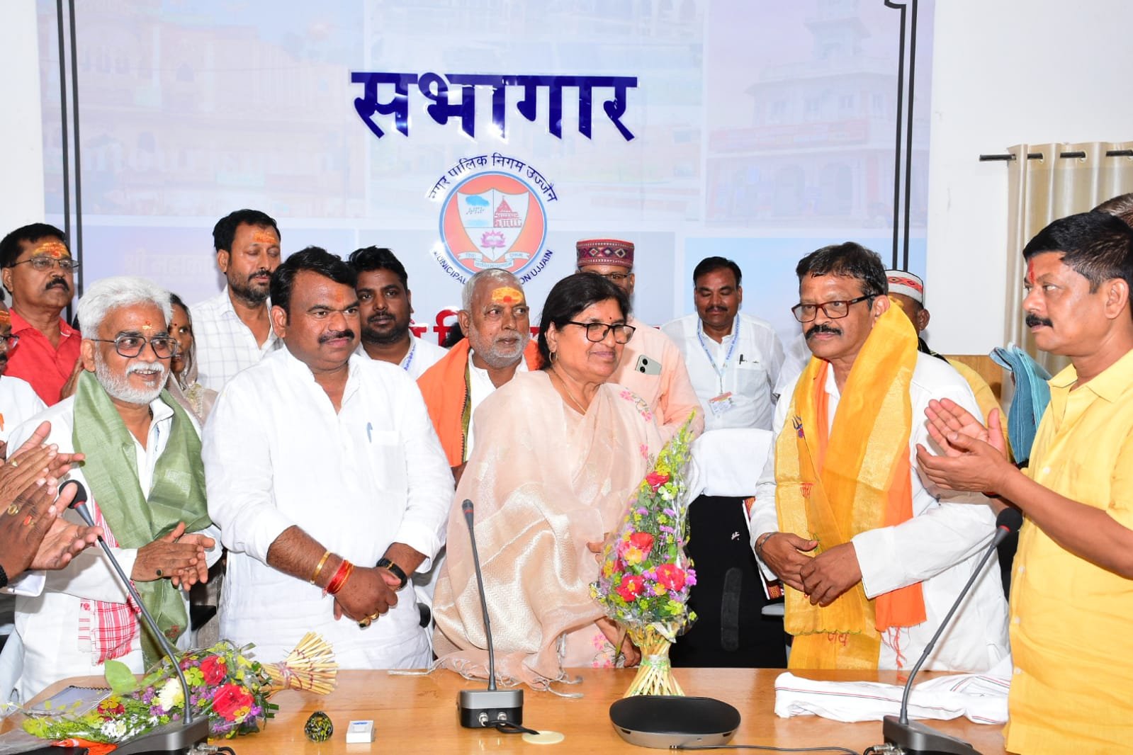 वाराणसी नगर निगम के पार्षदों ने इंदौर और उज्जैन का दौरा कर स्वच्छता व प्रशासनिक मॉडल का अध्ययन किया। उपसभापति नरसिंह दास ने कहा कि काशी की चुनौतियां अधिक होने के बावजूद सफाई व्यवस्था बेहतर है। इंदौर में अधिकारों के विकेंद्रीकरण और वित्तीय स्वायत्तता से प्रेरणा लेकर वाराणसी में सुधार की दिशा में प्रयास किए जाएंगे।