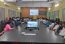 Narendra Modi ने काशी दौरे के दौरान 196.50 करोड़ रुपये की विकास परियोजनाओं का लोकार्पण और शिलान्यास किया। इसमें नगर निगम सदन भवन, कुंड-तालाबों का कायाकल्प, लीगेसी वेस्ट निस्तारण और ट्रांसफर स्टेशन निर्माण जैसी योजनाएं शामिल हैं। 150 नए कूड़ा उठान वाहनों को हरी झंडी दिखाकर स्वच्छता व्यवस्था को सशक्त बनाया गया। इन परियोजनाओं से वाराणसी में प्रशासनिक व्यवस्था, पर्यावरण संरक्षण और शहरी सुविधाओं को नई दिशा मिलेगी।