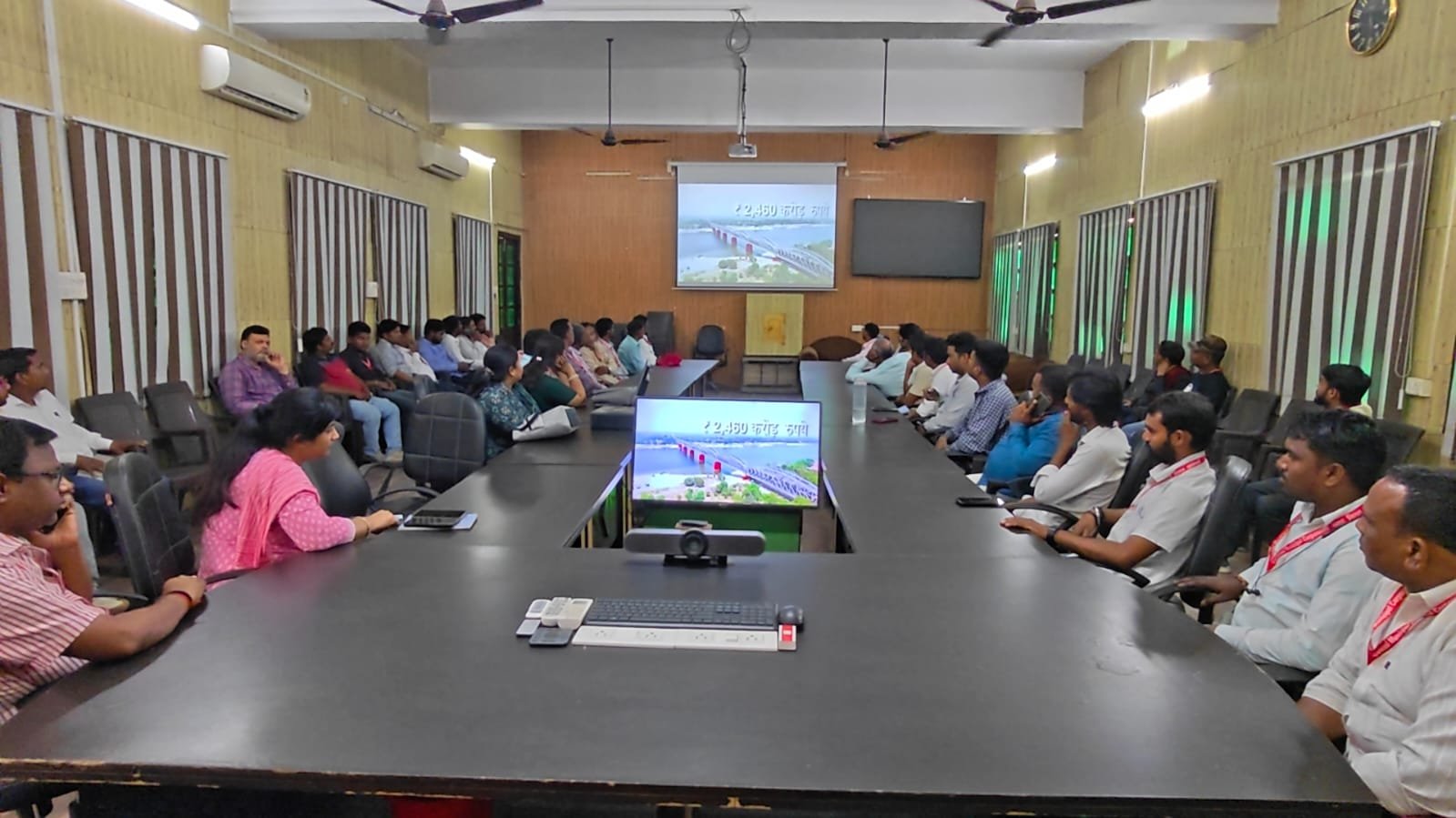 Narendra Modi ने काशी दौरे के दौरान 196.50 करोड़ रुपये की विकास परियोजनाओं का लोकार्पण और शिलान्यास किया। इसमें नगर निगम सदन भवन, कुंड-तालाबों का कायाकल्प, लीगेसी वेस्ट निस्तारण और ट्रांसफर स्टेशन निर्माण जैसी योजनाएं शामिल हैं। 150 नए कूड़ा उठान वाहनों को हरी झंडी दिखाकर स्वच्छता व्यवस्था को सशक्त बनाया गया। इन परियोजनाओं से वाराणसी में प्रशासनिक व्यवस्था, पर्यावरण संरक्षण और शहरी सुविधाओं को नई दिशा मिलेगी।