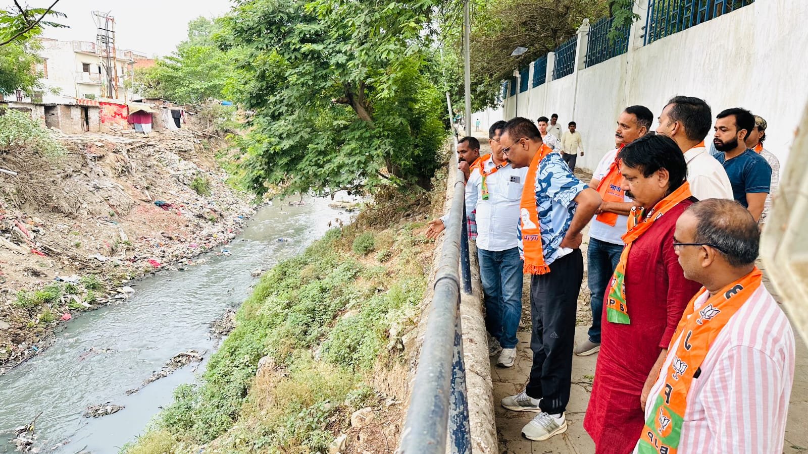 वाराणसी में मानसून से पहले नालों की सफाई को लेकर नगर निगम सक्रिय है। महापौर अशोक कुमार तिवारी और नगर आयुक्त हिमांशु नागपाल ने अस्सी व सीर गोवर्धन क्षेत्र का निरीक्षण कर सफाई कार्यों की समीक्षा की। अधिकारियों को समय से सिल्ट हटाने और जलभराव रोकने के निर्देश दिए गए, साथ ही लापरवाही पर कार्रवाई की चेतावनी दी गई।