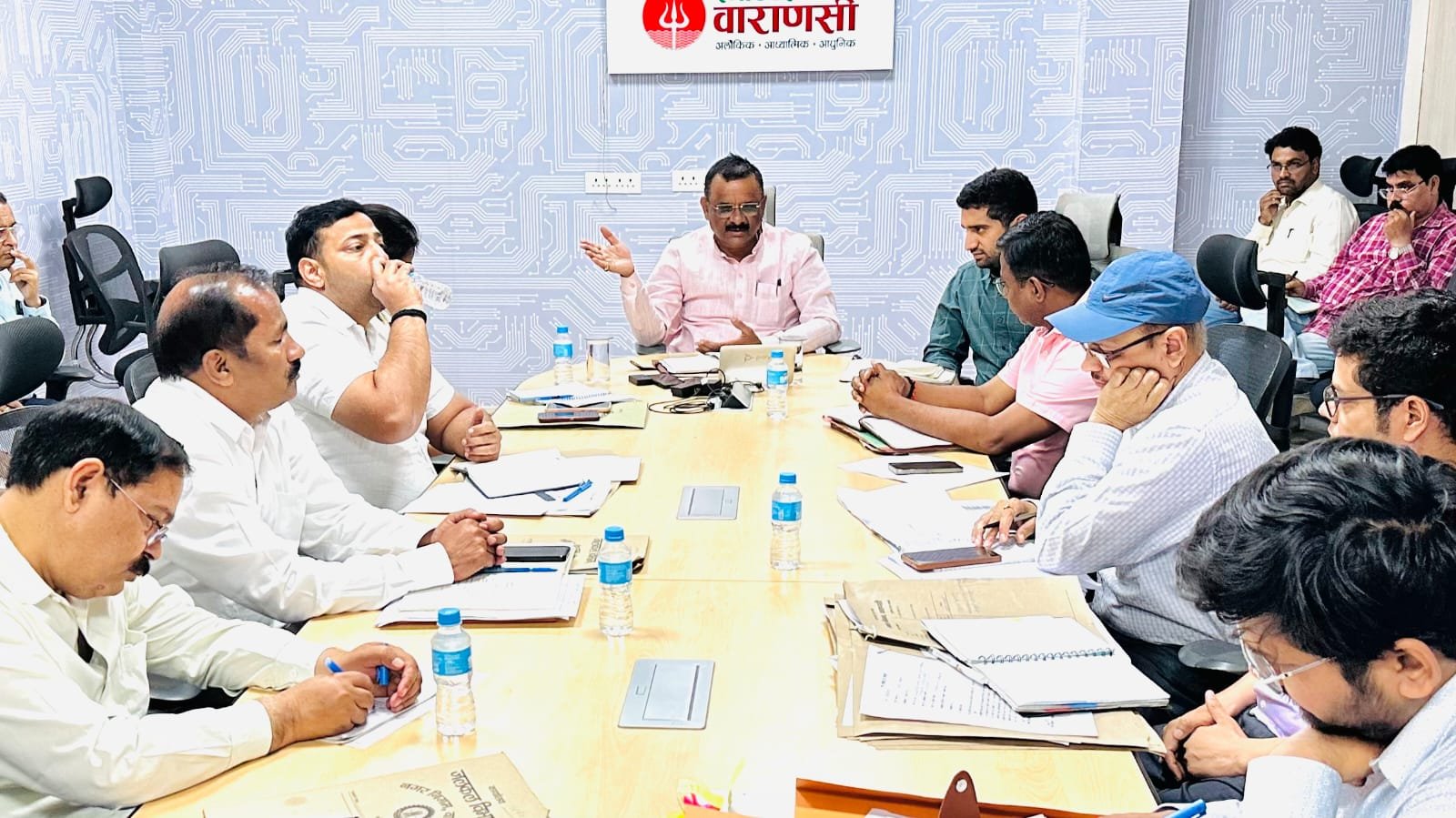 वाराणसी नगर निगम ने सीएम ग्रिड योजना के तहत सिगरा क्षेत्र में खराब सड़क निर्माण पर सख्त कार्रवाई करते हुए तीन इंजीनियरों को प्रतिकूल प्रविष्टि दी। महापौर अशोक तिवारी ने 30 मई तक कार्य पूरा करने का निर्देश दिया। 22 लंबित परियोजनाओं पर भी कार्रवाई होगी, जबकि जलभराव रोकने के लिए नालों की सफाई तेज की जाएगी।