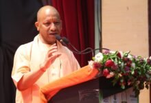 लखनऊ में छठी उत्तर प्रदेश कृषि विज्ञान कांग्रेस-2026 का शुभारंभ करते हुए मुख्यमंत्री योगी आदित्यनाथ ने कृषि को प्रोडक्शन से प्रॉस्पेरिटी तक ले जाने का विज़न प्रस्तुत किया। उन्होंने कहा कि कृषि को लाभकारी और टिकाऊ बनाना समय की जरूरत है। आधुनिक तकनीक, एआई, ड्रोन, डिजिटल प्लेटफॉर्म और प्राकृतिक खेती के माध्यम से किसानों की आय बढ़ाने पर जोर दिया गया। यूपी ने सीमित संसाधनों में भी रिकॉर्ड उत्पादन और तेज कृषि विकास दर हासिल कर देश में उदाहरण पेश किया है।