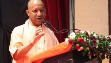 लखनऊ में छठी उत्तर प्रदेश कृषि विज्ञान कांग्रेस-2026 का शुभारंभ करते हुए मुख्यमंत्री योगी आदित्यनाथ ने कृषि को प्रोडक्शन से प्रॉस्पेरिटी तक ले जाने का विज़न प्रस्तुत किया। उन्होंने कहा कि कृषि को लाभकारी और टिकाऊ बनाना समय की जरूरत है। आधुनिक तकनीक, एआई, ड्रोन, डिजिटल प्लेटफॉर्म और प्राकृतिक खेती के माध्यम से किसानों की आय बढ़ाने पर जोर दिया गया। यूपी ने सीमित संसाधनों में भी रिकॉर्ड उत्पादन और तेज कृषि विकास दर हासिल कर देश में उदाहरण पेश किया है।