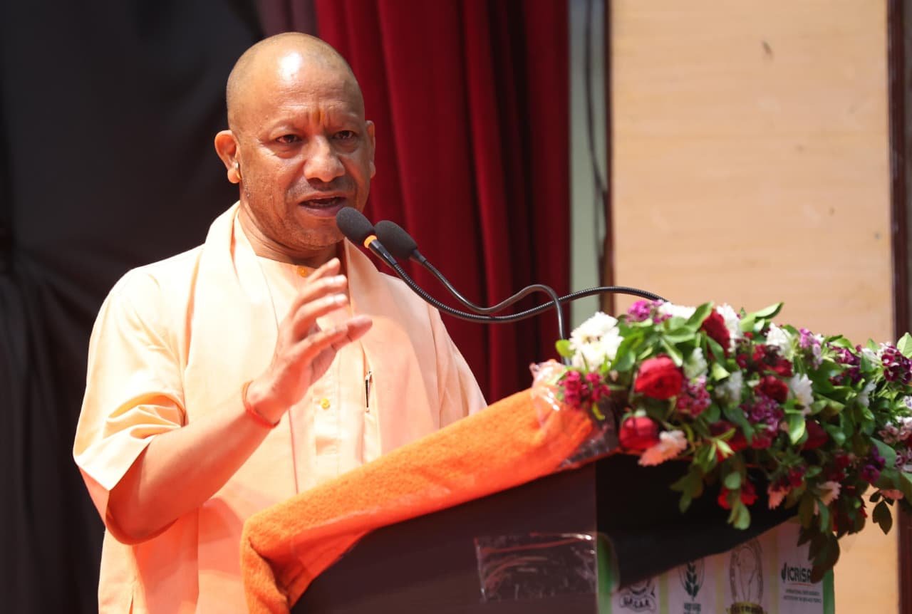 लखनऊ में छठी उत्तर प्रदेश कृषि विज्ञान कांग्रेस-2026 का शुभारंभ करते हुए मुख्यमंत्री योगी आदित्यनाथ ने कृषि को प्रोडक्शन से प्रॉस्पेरिटी तक ले जाने का विज़न प्रस्तुत किया। उन्होंने कहा कि कृषि को लाभकारी और टिकाऊ बनाना समय की जरूरत है। आधुनिक तकनीक, एआई, ड्रोन, डिजिटल प्लेटफॉर्म और प्राकृतिक खेती के माध्यम से किसानों की आय बढ़ाने पर जोर दिया गया। यूपी ने सीमित संसाधनों में भी रिकॉर्ड उत्पादन और तेज कृषि विकास दर हासिल कर देश में उदाहरण पेश किया है।