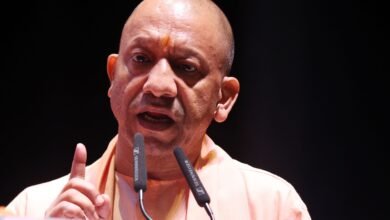 लखनऊ में मुख्यमंत्री योगी आदित्यनाथ ने प्रदेश को ‘डीप टेक कैपिटल’ बनाने के लिए अहम बैठक की। उन्होंने AI, क्वांटम कंप्यूटिंग, ड्रोन, ग्रीन हाइड्रोजन, साइबर सिक्योरिटी और मेड-टेक जैसे क्षेत्रों में तेज़ी से कार्य करने के निर्देश दिए। IIT कानपुर के सहयोग से स्टार्टअप और रिसर्च को बढ़ावा दिया जाएगा। नोएडा में डीप-टेक हब स्थापित होगा, जिससे नवाचार, रोजगार और तकनीकी विकास को नई गति मिलेगी।