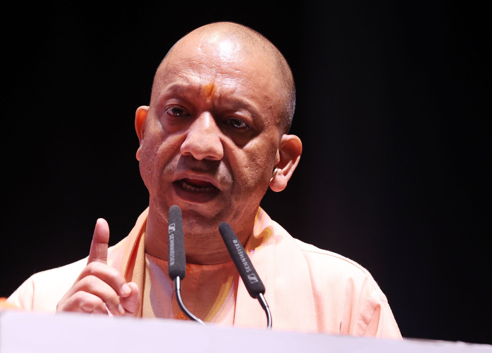 लखनऊ में मुख्यमंत्री योगी आदित्यनाथ ने प्रदेश को ‘डीप टेक कैपिटल’ बनाने के लिए अहम बैठक की। उन्होंने AI, क्वांटम कंप्यूटिंग, ड्रोन, ग्रीन हाइड्रोजन, साइबर सिक्योरिटी और मेड-टेक जैसे क्षेत्रों में तेज़ी से कार्य करने के निर्देश दिए। IIT कानपुर के सहयोग से स्टार्टअप और रिसर्च को बढ़ावा दिया जाएगा। नोएडा में डीप-टेक हब स्थापित होगा, जिससे नवाचार, रोजगार और तकनीकी विकास को नई गति मिलेगी।