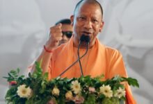 गोरखपुर में मुख्यमंत्री योगी आदित्यनाथ ने एमपीआईटी में टीसीएस फाउंडेशन के सहयोग से पूर्वी उत्तर प्रदेश के पहले सेंटर ऑफ एक्सीलेंस का लोकार्पण किया। इस केंद्र में एआई, मशीन लर्निंग, साइबर सिक्योरिटी, डेटा साइंस और 3डी प्रिंटिंग जैसी आधुनिक तकनीकों पर प्रशिक्षण दिया जाएगा। मुख्यमंत्री ने कहा कि यह केंद्र युवाओं, किसानों और महिलाओं के लिए तकनीकी सशक्तिकरण का माध्यम बनेगा तथा प्रदेश को नॉलेज और इनोवेशन हब बनाने में अहम भूमिका निभाएगा।