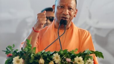 गोरखपुर में मुख्यमंत्री योगी आदित्यनाथ ने एमपीआईटी में टीसीएस फाउंडेशन के सहयोग से पूर्वी उत्तर प्रदेश के पहले सेंटर ऑफ एक्सीलेंस का लोकार्पण किया। इस केंद्र में एआई, मशीन लर्निंग, साइबर सिक्योरिटी, डेटा साइंस और 3डी प्रिंटिंग जैसी आधुनिक तकनीकों पर प्रशिक्षण दिया जाएगा। मुख्यमंत्री ने कहा कि यह केंद्र युवाओं, किसानों और महिलाओं के लिए तकनीकी सशक्तिकरण का माध्यम बनेगा तथा प्रदेश को नॉलेज और इनोवेशन हब बनाने में अहम भूमिका निभाएगा।