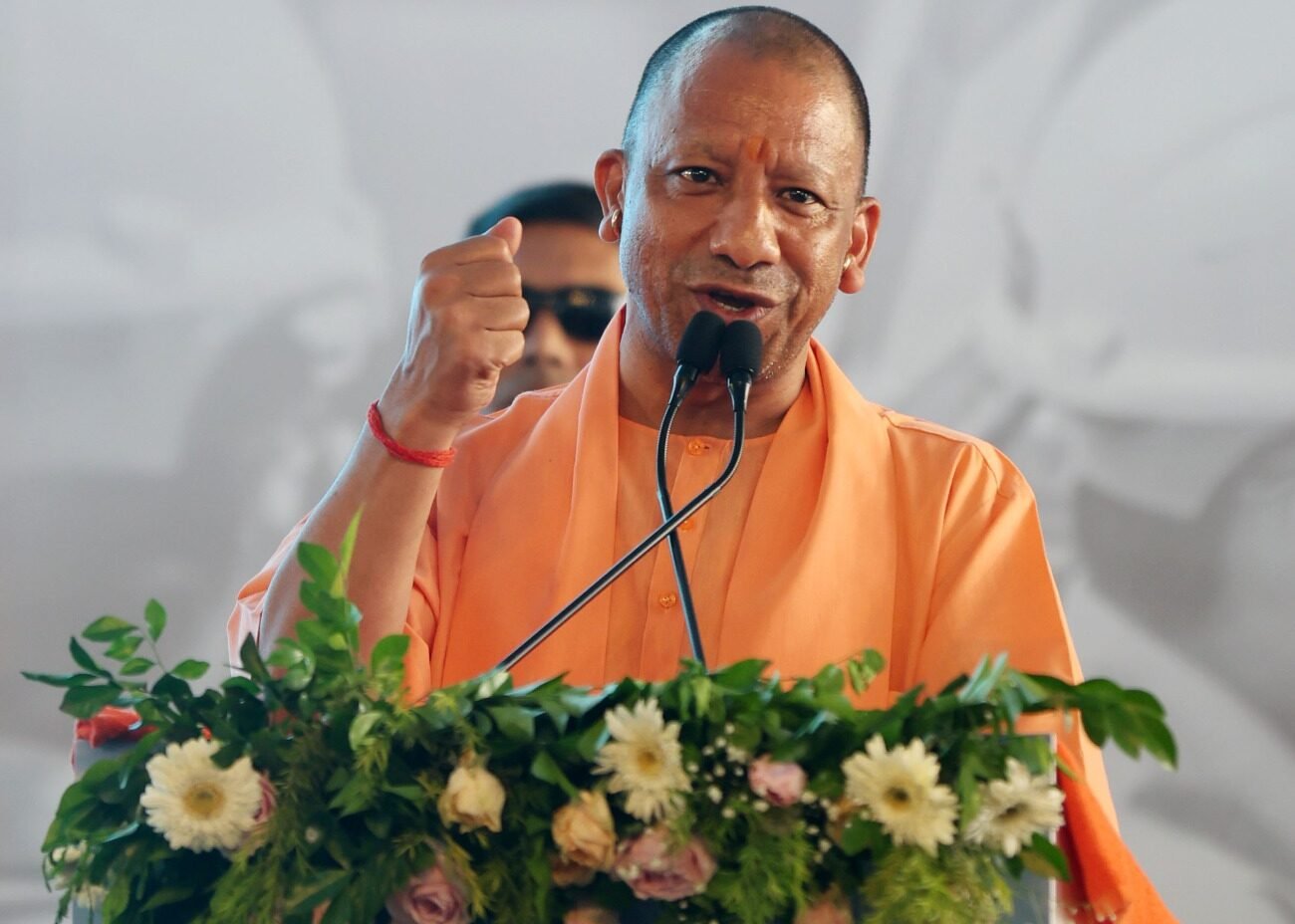 गोरखपुर में मुख्यमंत्री योगी आदित्यनाथ ने एमपीआईटी में टीसीएस फाउंडेशन के सहयोग से पूर्वी उत्तर प्रदेश के पहले सेंटर ऑफ एक्सीलेंस का लोकार्पण किया। इस केंद्र में एआई, मशीन लर्निंग, साइबर सिक्योरिटी, डेटा साइंस और 3डी प्रिंटिंग जैसी आधुनिक तकनीकों पर प्रशिक्षण दिया जाएगा। मुख्यमंत्री ने कहा कि यह केंद्र युवाओं, किसानों और महिलाओं के लिए तकनीकी सशक्तिकरण का माध्यम बनेगा तथा प्रदेश को नॉलेज और इनोवेशन हब बनाने में अहम भूमिका निभाएगा।