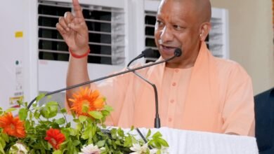 गोरखपुर में मुख्यमंत्री योगी आदित्यनाथ ने दिग्विजयनाथ पीजी कॉलेज में आधुनिक कंप्यूटर लैब का उद्घाटन किया। डॉ. तेज प्रताप शाही की स्मृति में बनी यह लैब छात्रों को इमर्जिंग टेक्नोलॉजी, शोध और नवाचार में मदद करेगी। कार्यक्रम में सीएम योगी ने शाही की निष्ठा को याद कर भावुक श्रद्धांजलि भी अर्पित की।