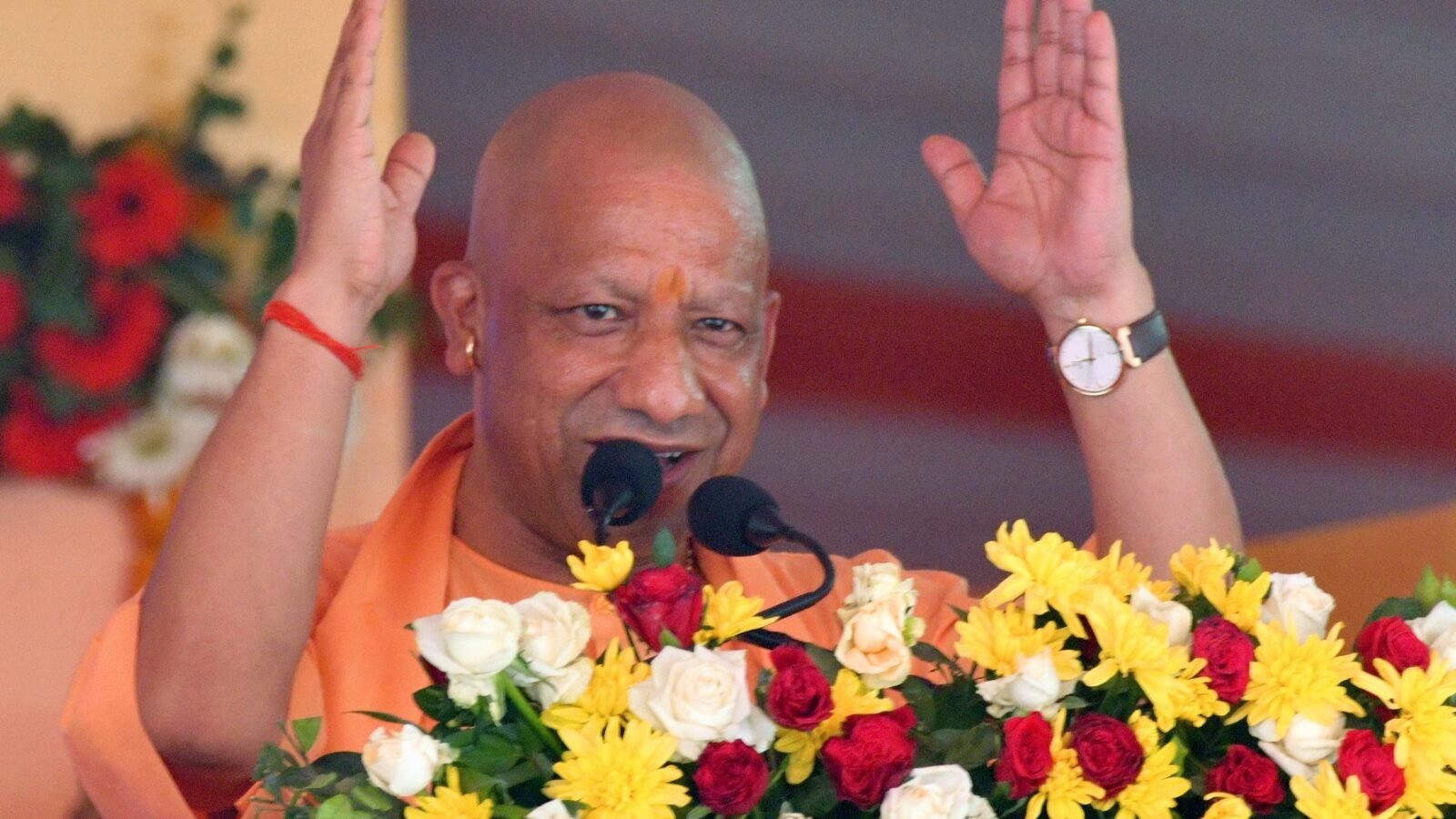 गंगा एक्सप्रेसवे के शुभारंभ के साथ उत्तर प्रदेश को विकास की नई रफ्तार मिली है। प्रधानमंत्री Narendra Modi द्वारा उद्घाटन और मुख्यमंत्री Yogi Adityanath के नेतृत्व में तैयार यह 594 किमी लंबा एक्सप्रेसवे 12 जिलों को जोड़ते हुए किसानों, युवाओं और उद्योगों के लिए बड़े अवसर खोलेगा। 27 औद्योगिक क्लस्टर और लॉजिस्टिक हब निवेश, रोजगार और आर्थिक विकास को नई ऊंचाई देंगे।